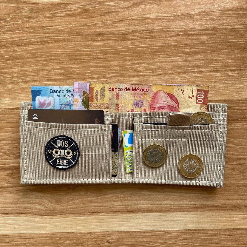 Cartera Reutilizada Personalizada/ Custom Upcycled Wallet